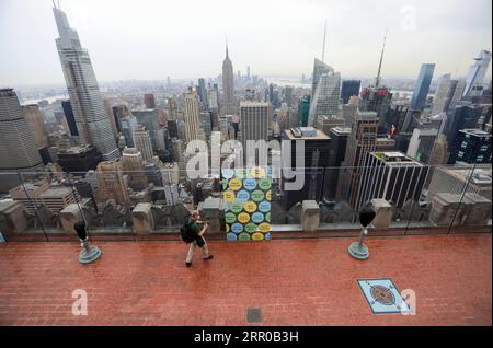 200806 -- NEW YORK, 6 agosto 2020 -- Un fotografo cammina sul Top of the Rock Observation Deck a New York, negli Stati Uniti, il 6 agosto 2020. Top of the Rock Observation Deck, la famosa piattaforma panoramica che si trova in cima al 30 Rockefeller Plaza, riaperta al pubblico giovedì, dopo la chiusura temporanea a marzo per contribuire a limitare la diffusione della COVID-19. U.S.-NEW YORK-TOP OF THE ROCK-RIAPERTURA WANGXYING PUBLICATIONXNOTXINXCHN Foto Stock