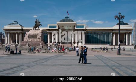 Commemorazione dei vigili del fuoco e dei servizi di emergenza all'esterno dell'edificio del parlamento nazionale in Piazza Sukhbaatar, Ulan Bator, Mongolia Foto Stock