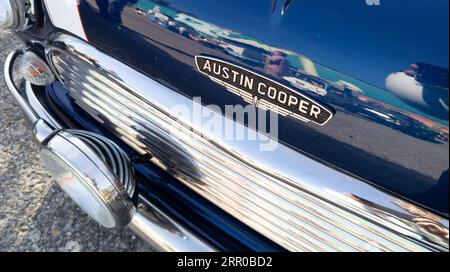 Bordeaux , Francia - 09 04 2023 : marchio austin cooper con logo auto d'epoca e cartelli di testo davanti a un piccolo veicolo d'epoca modello berlina Foto Stock