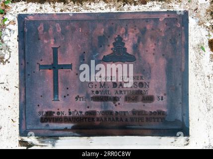 La tomba di un militare alleato presso il cimitero militare del Commonwealth sull'isola di Labuan, in Malesia, dove le forze giapponesi in tutto il Borneo si arresero nel 1945 Foto Stock