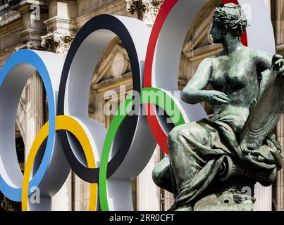 PARIGI - gli anelli olimpici di fronte all'Hôtel de ville de Paris, il municipio di Parigi, in vista delle Olimpiadi di Parigi del 2024. ANP REMKO DE WAAL Foto Stock