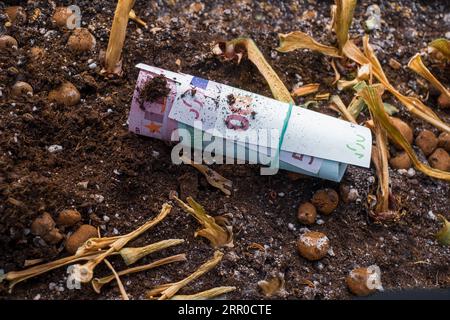 un pacco sporco di euro caduto a terra, da vicino all'aperto Foto Stock