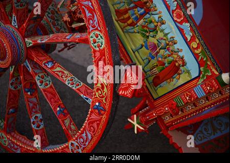 Carretto Siciliano d'epoca, tipico carro trainato da cavalli con iconografia folcloristica dipinta a mano a Ragusa Ibla, Sicilia. Foto Stock