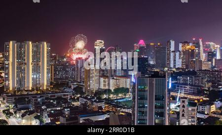 200809 -- SINGAPORE, 9 agosto 2020 Xinhua -- i fuochi d'artificio illuminano il cielo durante le celebrazioni della giornata Nazionale tenutesi a Singapore il 9 agosto 2020. Singapore ha celebrato il 55° anniversario dell'indipendenza domenica. Xinhua/poi Chih Wey SINGAPORE-GIORNATA NAZIONALE-FUOCHI D'ARTIFICIO PUBLICATIONxNOTxINxCHN Foto Stock