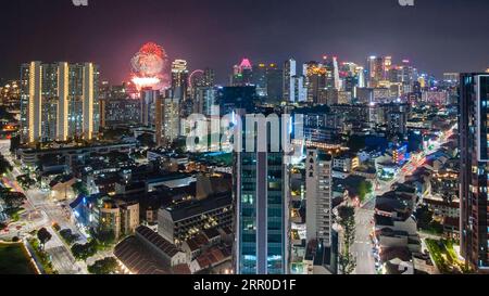 200809 -- SINGAPORE, 9 agosto 2020 Xinhua -- i fuochi d'artificio illuminano il cielo durante le celebrazioni della giornata Nazionale tenutesi a Singapore il 9 agosto 2020. Singapore ha celebrato il 55° anniversario dell'indipendenza domenica. Xinhua/poi Chih Wey SINGAPORE-GIORNATA NAZIONALE-FUOCHI D'ARTIFICIO PUBLICATIONxNOTxINxCHN Foto Stock