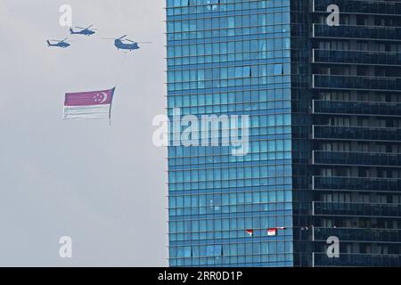 200809 -- SINGAPORE, 9 agosto 2020 Xinhua -- elicotteri volano con la bandiera nazionale di Singapore durante le celebrazioni della giornata Nazionale a Singapore, 9 agosto 2020. Singapore ha celebrato la sua 55a giornata Nazionale domenica. Xinhua/Then Chih Wey SINGAPORE-FESTA NAZIONALE PUBLICATIONxNOTxINxCHN Foto Stock