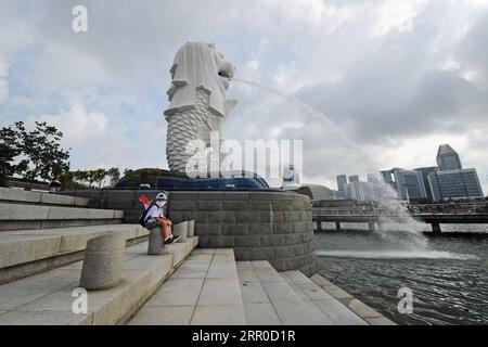 200809 -- SINGAPORE, 9 agosto 2020 Xinhua -- Un ragazzo aspetta di assistere alle celebrazioni della giornata Nazionale al Merlion Park di Singapore, 9 agosto 2020. Singapore ha celebrato la sua 55a giornata Nazionale domenica. Xinhua/Then Chih Wey SINGAPORE-FESTA NAZIONALE PUBLICATIONxNOTxINxCHN Foto Stock