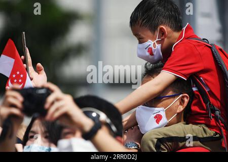 200809 -- SINGAPORE, 9 agosto 2020 Xinhua -- la gente guarda le celebrazioni della giornata Nazionale a Singapore, 9 agosto 2020. Singapore ha celebrato la sua 55a giornata Nazionale domenica. Xinhua/Then Chih Wey SINGAPORE-FESTA NAZIONALE PUBLICATIONxNOTxINxCHN Foto Stock