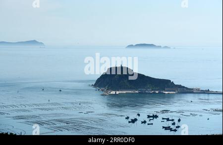 200810 -- CHANGDAO, 10 agosto 2020 -- foto scattata il 9 agosto 2020 mostra il porto di Tuoji Island a Changdao, nella provincia dello Shandong della Cina orientale. CHINA-SHANDONG-CHANGDAO-SCENARIO CN WangxKai PUBLICATIONxNOTxINxCHN Foto Stock