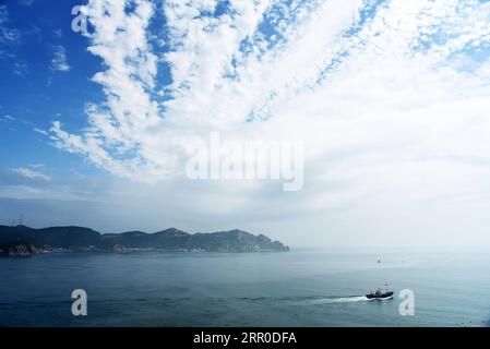 200810 -- CHANGDAO, 10 agosto 2020 -- Un peschereccio naviga sul mare a Changdao, nella provincia dello Shandong della Cina orientale, 9 agosto 2020. CHINA-SHANDONG-CHANGDAO-SCENARIO CN WangxKai PUBLICATIONxNOTxINxCHN Foto Stock