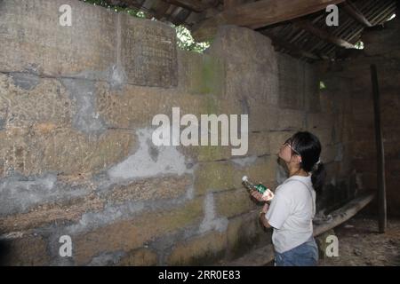 200811 -- LEIYANG, 11 agosto 2020 Xinhua -- Zhong Fangrong visita un'antica stele a Leiyang, nella provincia di Hunan della Cina centrale, luglio. 31, 2020. Zhong Fangrong, uno studente rurale cinese e top performer negli esami di ammissione al college, ha colto i titoli nazionali scegliendo di studiare archeologia, sfidando uno stereotipo di lunga data che i maggiori, e le discipline umanistiche in generale, non sono destinati agli scalatori sociali. TO GO WITH China Focus: Candidato rurale per l'archeologia inalterato da controversie online Xinhua CHINA-HUNAN-STUDENT- RICHIEDENTE PER L'ARCHEOLOGIA CN PUBLICATIONxNOTxINxCHN Foto Stock