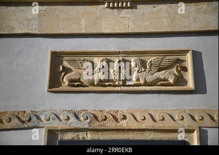 Cornice in rilievo del Palazzo Circolo di conversazione in stile neoclassico decorato con due donne alate in Piazza Duomo Ragusa Ibla Sicilia. Foto Stock