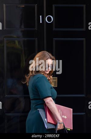 Downing Street, Londra, Regno Unito. 5 settembre 2023. Gillian Keegan, segretario di Stato per l'istruzione arriva al 10 di Downing Street indossando occhiali scuri Foto Stock