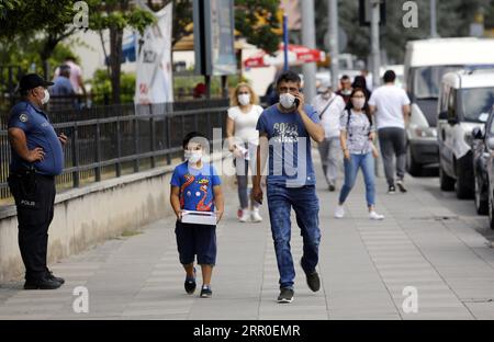 200811 -- ANKARA, 11 agosto 2020 -- le persone che indossano maschere per il viso camminano in una strada ad Ankara, Turchia, 11 agosto 2020. La Turchia ha confermato 1.183 nuovi casi di COVID-19 martedì, aumentando il totale dei casi diagnosticati a 243.180, ha detto il ministro della sanità turco Fahrettin Koca. Foto di /Xinhua TURKEY-ANKARA-COVID-19-CASES MustafaxKaya PUBLICATIONxNOTxINxCHN Foto Stock