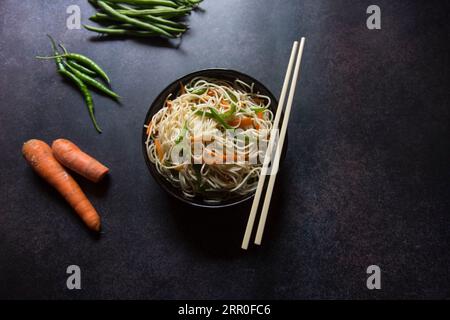 Spaghetti udon gettati Wok serviti in una ciotola. Vista dall'alto. Foto Stock