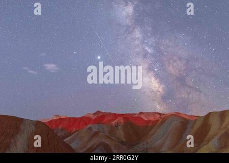 200813 -- ZHANGYE, 13 agosto 2020 -- questa foto di lunga durata scattata il 12 agosto 2020 mostra la doccia meteorologica Perseid nel Parco geologico nazionale di Zhangye Danxia a Zhangye, nella provincia del Gansu della Cina nord-occidentale. Foto di /Xinhua CHINA-GANSU-ZHANGYE-PERSEID METEOR SHOWER CN ZhongxXiaoliang PUBLICATIONxNOTxINxCHN Foto Stock