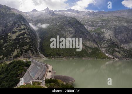 Vista sul lago Räterichsboden (Räterichsbodensee) a Guttannen, Oberhasli, Svizzera. Situato vicino al famoso passo di Grimsel, i livelli dell'acqua sono Foto Stock
