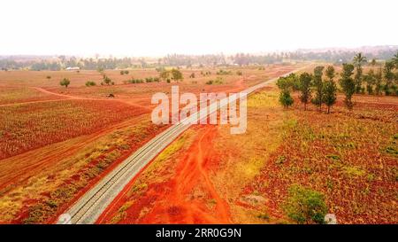 200814 -- dar es SALAAM, 14 agosto 2020 Xinhua -- foto aerea mostra una sezione completata del progetto di riabilitazione della Central Railway Line della Tanzania intrapreso dalla China Civil Engineering Construction Corporation in Tanzania il 12 novembre 2019. La linea ferroviaria centrale della Tanzania è stata costruita oltre un secolo fa e ha svolto un ruolo importante nel collegare le sue province interne e i paesi confinanti senza sbocco sul mare con i porti marittimi. China Civil Engineering Construction Corporation CCECC sta attualmente riabilitando 985 chilometri della linea ferroviaria esistente e riparando le infrastrutture affiliate per migliorare Foto Stock