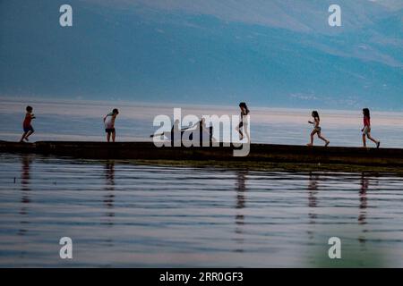 200814 -- SKOPJE, 14 agosto 2020 Xinhua -- la gente si gode il tempo in un molo sulla riva del lago Ohrid a Struga, Macedonia del Nord, il 13 agosto 2020. Il numero di turisti in Macedonia del Nord a giugno di quest'anno è sceso del 95,6% su base annua, mentre le notti da loro trascorse sono diminuite del 94,6%, l'ufficio statale di statistica SSO ha riferito mercoledì. Secondo i dati SSO, nel mese di giugno sono stati registrati 5.210 turisti e il numero di notti trascorse nel paese dai turisti è stato di 14.179. Foto di Tomislav Georgiev/Xinhua MACEDONIA DEL NORD-SKOPJE-COVID-19-TOURIST-DECLINE PUBLICATIONxNOTxI Foto Stock