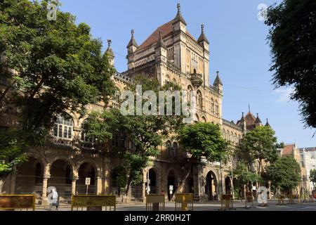 Vista dell'Elphinstone College, un'università statale famosa per il suo edificio in stile romanico di transizione, fondato nel 1823, situato nel quartiere di Kala Ghoda, che ospita molti degli edifici storici della città a Mumbai, India. Foto Stock