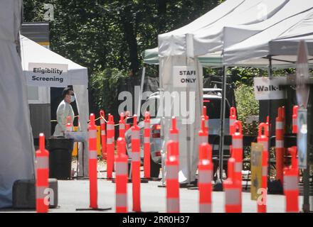 200814 -- VANCOUVER, 14 agosto 2020 -- Un operatore sanitario è visto in una struttura di test COVID-19 a Vancouver, British Columbia, Canada, il 14 agosto 2020. La curva COVID-19 della Columbia Britannica sta ora salendo a un tasso più alto rispetto all'epidemia iniziale di marzo, e la nuova modellazione provinciale mostra che B.C. potrebbe vedere una seconda ondata più grande della prima entro settembre. Foto di /Xinhua CANADA-VANCOUVER-COVID-19-TEST LiangxSen PUBLICATIONxNOTxINxCHN Foto Stock