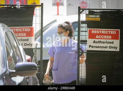 200814 -- VANCOUVER, 14 agosto 2020 -- Un operatore sanitario è visto in una struttura di test COVID-19 a Vancouver, British Columbia, Canada, il 14 agosto 2020. La curva COVID-19 della Columbia Britannica sta ora salendo a un tasso più alto rispetto all'epidemia iniziale di marzo, e la nuova modellazione provinciale mostra che B.C. potrebbe vedere una seconda ondata più grande della prima entro settembre. Foto di /Xinhua CANADA-VANCOUVER-COVID-19-TEST LiangxSen PUBLICATIONxNOTxINxCHN Foto Stock