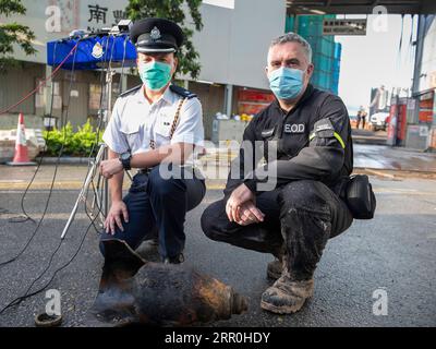 200815 -- HONG KONG, 15 agosto 2020 Xinhua -- foto scattata il 16 luglio 2020 mostra una bomba in tempo di guerra trovata in un cantiere a Kai Tak di Hong Kong, Cina meridionale. VAI CON Spotlight: Incontra gli eroi che disinnescano le bombe della seconda guerra mondiale a Hong Kong, ESPERTO DI SMALTIMENTO DELLE BOMBE DI Xinhua CINA-HONG KONG, CN PUBLICATIONxNOTxINxCHN Foto Stock