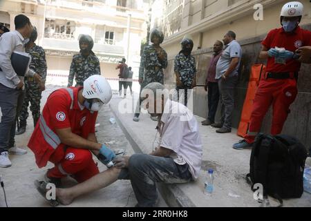 200815 -- CAIRO, 15 agosto 2020 Xinhua -- i soccorritori lavorano vicino al sito dove un edificio è parzialmente crollato nel centro del Cairo, Egitto, il 15 agosto 2020. Quattro persone sono rimaste ferite quando un vecchio edificio in via Qasr al-Nile del Cairo è parzialmente crollato sabato, secondo i rapporti. Xinhua/Ahmed Gomaa EGYPT-CAIRO-BUILDING-COLLAPSE PUBLICATIONxNOTxINxCHN Foto Stock