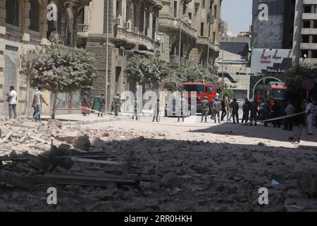 200815 -- CAIRO, 15 agosto 2020 Xinhua -- il personale di sicurezza è di guardia vicino al sito dove un edificio è parzialmente crollato nel centro del Cairo, Egitto, il 15 agosto 2020. Quattro persone sono rimaste ferite quando un vecchio edificio in via Qasr al-Nile del Cairo è parzialmente crollato sabato, secondo i rapporti. Xinhua/Ahmed Gomaa EGYPT-CAIRO-BUILDING-COLLAPSE PUBLICATIONxNOTxINxCHN Foto Stock