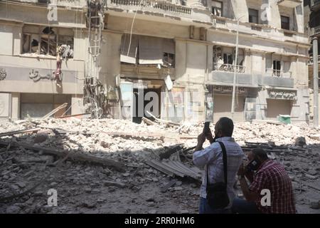 200815 -- CAIRO, 15 agosto 2020 Xinhua -- la gente si riunisce nel sito dove un edificio è parzialmente crollato nel centro del Cairo, in Egitto, il 15 agosto 2020. Quattro persone sono rimaste ferite quando un vecchio edificio in via Qasr al-Nile del Cairo è parzialmente crollato sabato, secondo i rapporti. Xinhua/Ahmed Gomaa EGYPT-CAIRO-BUILDING-COLLAPSE PUBLICATIONxNOTxINxCHN Foto Stock