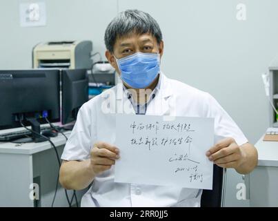 200817 -- PECHINO, 17 agosto 2020 -- Liu Qingquan presenta il messaggio che ha scritto per celebrare l'imminente giornata dei lavoratori medici presso l'ospedale di Pechino di Medicina tradizionale Cinese a Pechino, capitale della Cina, 14 agosto 2020. Liu è il presidente dell'ospedale di Pechino di Medicina tradizionale Cinese TCM. A gennaio si è recato a Wuhan come membro del team di esperti di alto livello della Commissione sanitaria nazionale per studiare la risposta locale alla COVID-19 ed è diventato il capo dell'ospedale temporaneo Jiangxia, un ospedale temporaneo orientato alla TCM a Wuhan. Il lavoro di Liu e di altri esperti del team di Wuhan spianò la strada Foto Stock