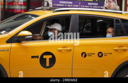 200819 -- NEW YORK, 19 agosto 2020 -- Un taxi si muove attraverso Times Square a New York, negli Stati Uniti, 19 agosto 2020. Il numero totale di casi di COVID-19 negli Stati Uniti ha superato i 5,5 milioni mercoledì, secondo il Center for Systems Science and Engineering CSSE della Johns Hopkins University. U.S.-NEW YORK-COVID-19-CASI WangxYing PUBLICATIONxNOTxINxCHN Foto Stock