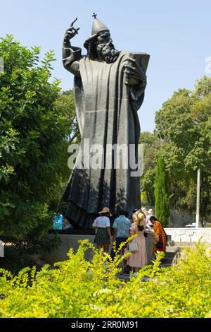 Croazia Porto della città di Spalato città vecchia statua di bronzo scultura di Gregorio di Nin prelato vescovo cattolico di Ivan Mestrovic 1929 alto 8,5 m, sfrega il dito del piede per la fortuna Foto Stock