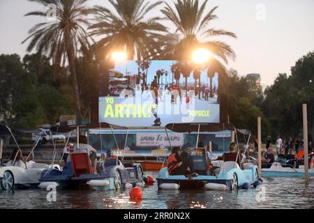 200820 -- TEL AVIV, 20 agosto 2020 -- le persone siedono sulle barche mentre sono in un cinema galleggiante a Tel Aviv, Israele, il 20 agosto 2020. Il cinema galleggiante a vela è un'iniziativa del comune di Tel Aviv per fornire alle persone eventi culturali durante le restrizioni nel contesto della pandemia di COVID-19. Via Xinhua ISRAEL-TEL AVIV-COVID-19-CINEMA GALLEGGIANTE GideonxMarkowicz/JINI PUBLICATIONxNOTxINxCHN Foto Stock