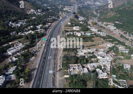 200821 -- ISLAMABAD, 21 agosto 2020 -- foto scattata il 18 novembre 2019 mostra la sezione autostradale da Havelian a Mansehra sotto il progetto KKH fase due dell'autostrada Karakoram nella provincia nordoccidentale di Khyber Pakhtunkhwa in Pakistan. PER ANDARE CON XINHUA TITOLI DI AUG. 21, 2020. PAKISTAN-CINA-KARAKORAM HIGHWAY-FASE DUE PROGETTO LIUXTIAN PUBLICATIONXNOTXINXCHN Foto Stock