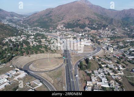 200821 -- ISLAMABAD, 21 agosto 2020 -- foto scattata il 18 novembre 2019 mostra la sezione autostradale da Havelian a Mansehra sotto il progetto KKH fase due dell'autostrada Karakoram nella provincia nordoccidentale di Khyber Pakhtunkhwa in Pakistan. PER ANDARE CON XINHUA TITOLI DI AUG. 21, 2020. PAKISTAN-CINA-KARAKORAM HIGHWAY-FASE DUE PROGETTO LIUXTIAN PUBLICATIONXNOTXINXCHN Foto Stock