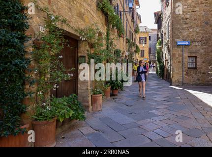 Pienza, Italia - 12 settembre 2022: Pienza, piccolo borgo della Toscana, conosciuta come la città ideale del Rinascimento e capitale del pecorino. UNE Foto Stock