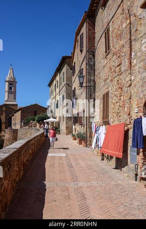 Pienza, Italia - 12 settembre 2022: Pienza, piccolo borgo della Toscana, conosciuta come la città ideale del Rinascimento e capitale del pecorino. UNE Foto Stock