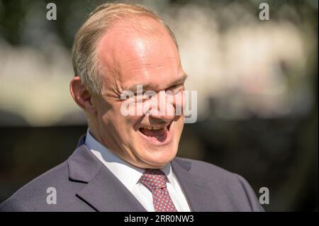 Ed Davey deputato (LibDem - Kingston and Surbiton - leader del partito) a Victoria Tower Gardens, Westminster, settembre 2023 Foto Stock