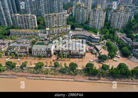 News Bilder des Tages 200822 -- CHONGQING, 22 agosto 2020 -- foto aerea scattata il 22 agosto 2020 mostra un'area colpita dalle inondazioni nel comune di Chongqing della Cina sud-occidentale. Le acque alluvionali nel comune di Chongqing della Cina sud-occidentale hanno iniziato a diminuire quando il livello dell'acqua nella stazione idrologica di Cuntan è sceso al di sotto del livello di allarme di 180,5 metri alle 8 del mattino di sabato. I soccorsi in caso di catastrofi e la ripresa della produzione sono in corso. CHINA-CHONGQING-FLOOD CN LiuxChan PUBLICATIONxNOTxINxCHN Foto Stock