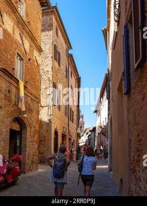 Pienza, Italia - 12 settembre 2022: Pienza, piccolo borgo della Toscana, conosciuta come la città ideale del Rinascimento e capitale del pecorino. UNE Foto Stock