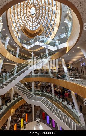 Lo spettacolare atrio e scalinata della Liverpool Central Library, Inghilterra, Regno Unito Foto Stock