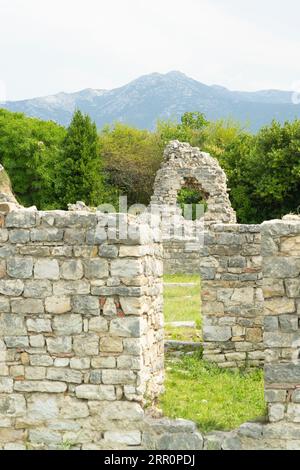 Croazia rovine romane resti città Martha Iulia Salona Centro Episcopale costruito nel V secolo resti basilica battistero Vescovi residenza Foto Stock