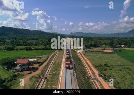 200823 -- VIENTIANE, 23 agosto 2020 -- foto scattata il 26 luglio 2020 mostra il cantiere della ferrovia Cina-Laos nel nord del Laos. La ferrovia Cina-Laos si snoderà per più di 400 km dal cancello di confine di Boten nel Laos settentrionale, al confine con la Cina, fino a Vientiane con una velocità operativa di 160 km all'ora. Il progetto è iniziato nel dicembre 2016 e dovrebbe essere completato e aperto al traffico nel dicembre 2021. Foto di /Xinhua LAOS-VIENTIANE-CHINA-LAOS RAILWAY PanxLongzhu PUBLICATIONxNOTxINxCHN Foto Stock