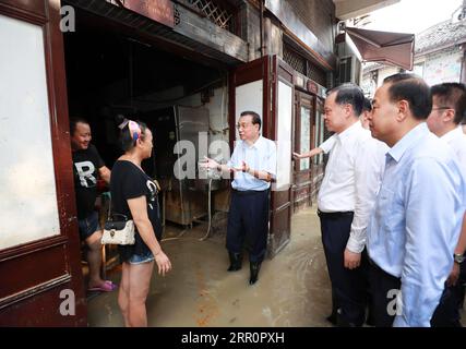 200823 -- CHONGQING, 23 agosto 2020 -- il Premier cinese li Keqiang, anche membro del Comitato permanente dell'Ufficio politico del Comitato centrale del Partito Comunista Cinese, viene a conoscenza delle perdite economiche causate dalla COVID-19 e dalle inondazioni, e ispeziona la situazione dei consumi e della ripresa turistica a Ciqikou, un quartiere commerciale nel comune di Chongqing della Cina sud-occidentale, 20 agosto 2020. Li fece un tour di ispezione nella municipalità di Chongqing, colpita dalle inondazioni, nel sud-ovest della Cina. CHINA-CHONGQING-LI KEQIANG-INSPECTION CN PANGXXINGLEI PUBLICATIONXNOTXINXCHN Foto Stock