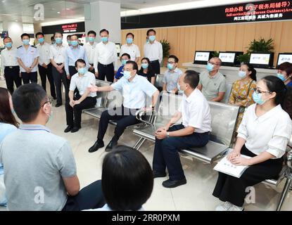 200823 -- CHONGQING, 23 agosto 2020 -- il Premier cinese li Keqiang, anche membro del Comitato permanente dell'Ufficio politico del Comitato centrale del Partito Comunista Cinese, visita una sala degli affari governativi nella nuova area di Liangjiang nel comune di Chongqing della Cina sud-occidentale, 21 agosto 2020. Li fece un tour di ispezione nella municipalità di Chongqing, colpita dalle inondazioni, nel sud-ovest della Cina. CHINA-CHONGQING-LI KEQIANG-INSPECTION CN PANGXXINGLEI PUBLICATIONXNOTXINXCHN Foto Stock