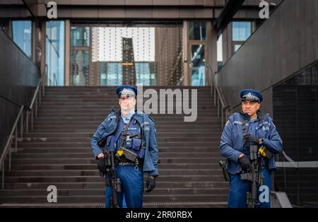 200825 -- CHRISTCHURCH, 25 agosto 2020 -- i poliziotti sono in servizio fuori da un tribunale a Christchurch in nuova Zelanda, il 24 agosto 2020. L'alta Corte di Christchurch in nuova Zelanda ha iniziato lunedì l'udienza di condanna del pistolero nelle sparatorie della moschea di Christchurch, che ha ucciso 51 persone, per lo più adoratori, il 15 marzo 2019. Il 29enne australiano, Brenton Tarrant, apparve senza emozioni poiché le sue azioni il giorno delle riprese in due moschee di Christchurch furono dettagliate in tribunale per la prima volta. Foto di /Xinhua NEW ZEALAND-CHRISTCHURCH-SENTENCING HEARING ZhuxQiping PUBLICATIONxNOTxINxCHN Foto Stock