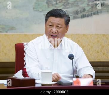 200824 -- PECHINO, 24 agosto 2020 -- il presidente cinese Xi Jinping, anche segretario generale del Comitato centrale del Partito Comunista Cinese e presidente della Commissione militare centrale, presiede un simposio sul lavoro economico e sociale a Pechino, capitale della Cina, 24 agosto 2020. CHINA-BEIJING-XI JINPING-SYMPOSIUMCN LixXueren PUBLICATIONxNOTxINxCHN Foto Stock