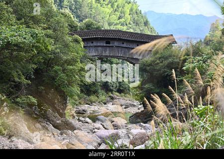 200825 -- FUZHOU, 25 agosto 2020 -- la foto mostra un antico ponte coperto nel villaggio di Chenqiao, nella contea di Zhouning, nella provincia del Fujian della Cina sud-orientale, 3 agosto 2020. Circondato da alte montagne e seduto in cima a una scogliera a strapiombo, Chenqiao è un villaggio millenario nella provincia del Fujian, famoso per le sue valli, le cascate e il mare di nuvole. Con un'altitudine di 936 metri e una temperatura media di 24 gradi Celsius in estate, è anche una delle mete preferite dai turisti. Dall'inizio dell'estate, un numero crescente di visitatori è attratto qui per escursioni, campeggio e visite turistiche Foto Stock