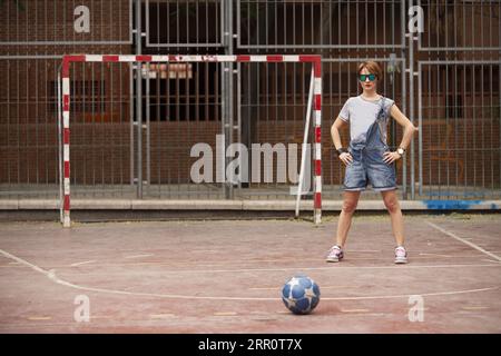 Concentrata sull'avere un buon colpo su un campo di cemento Foto Stock